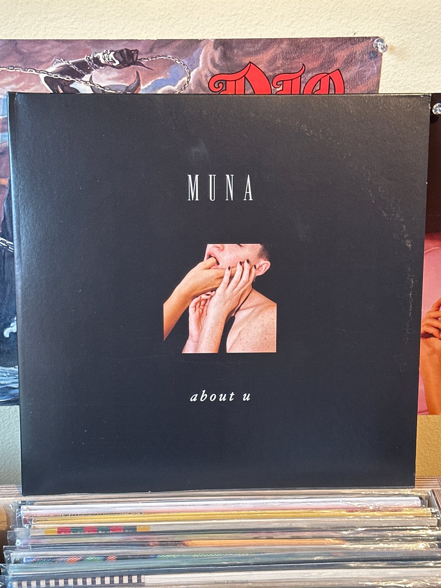 Muna - About U